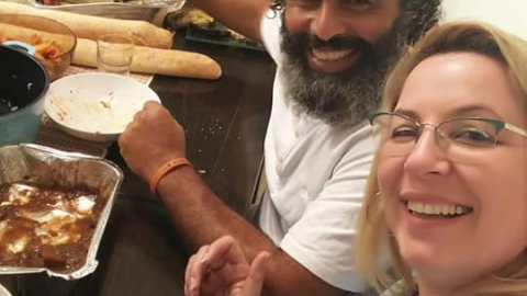 האם ענת והדוד בועז העומלים במרץ ואהבה אין קץ למענם