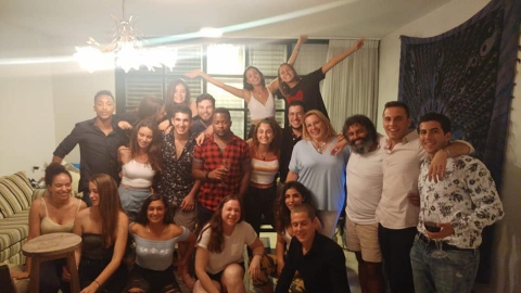 קבוצת חיילים בודדים שלנו ערכה קבלת שבת באחד הבתים. ובמשפחה כמו במשפחה, הזמינו לארוחת השבת גם את המתדבים היקרים מפז