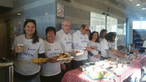 מרכזים_קהילתיים_מפנקים_בקפה_ומאפה__את_החיילים_שלנו_בתחנת_הרכבת..jpg