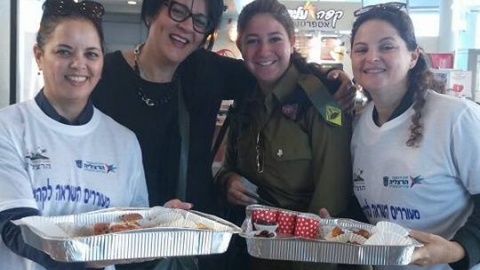 מרכזים_קהילתיים_מפנקים_בקפה_ומאפה__את_החיילים_שלנו_בתחנת_הרכבת.jpg