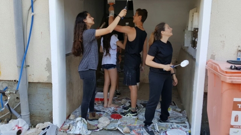 תלמידי_תיכון_ראשונים_מעניקים_מתנה_לתושבי_העיר.jpg