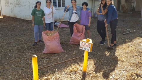 תלמידי_תיכון_ראשונים_מעניקים_מתנה__ומטפחים_גינות_וחצרות_תושבי_העיר.jpg