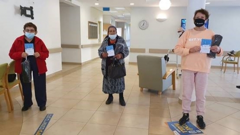 קשישי ע.ל.ה קיבלו שמיכות לחורף מחניכי מלגת קרן הישג.jpg