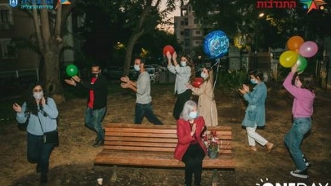 משמחים את תושבי העיר המבוגרים שלנו בחגיגות יום הולדת..jpg