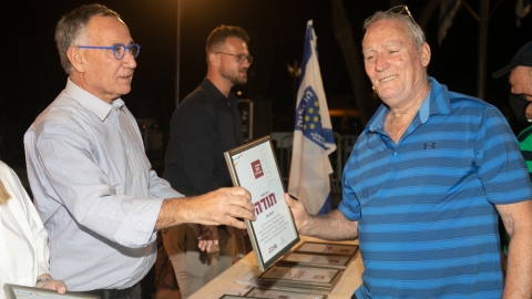 ראש העירייה מר משה פדלון מעניק תעודת הוקרה.jpg